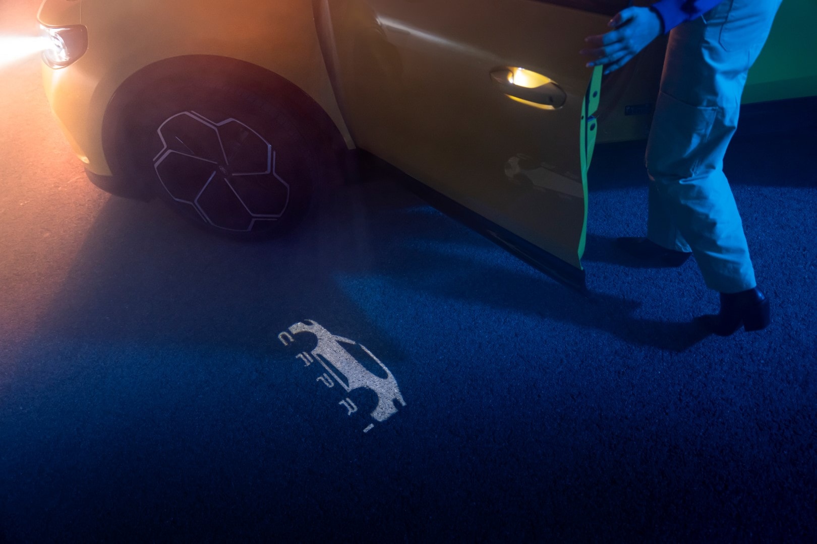 Innovador detalle de proyección LED en el suelo al abrir la puerta del Ford Capri.