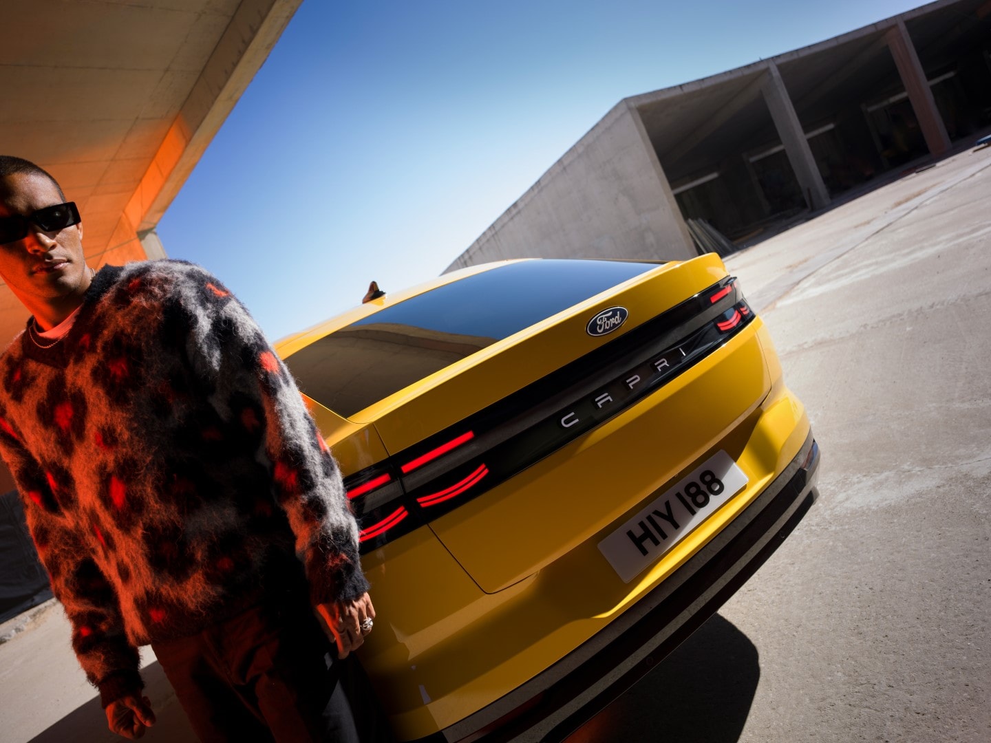 Trasera del Ford Capri con líneas que acentúan su diseño moderno y dinámico.