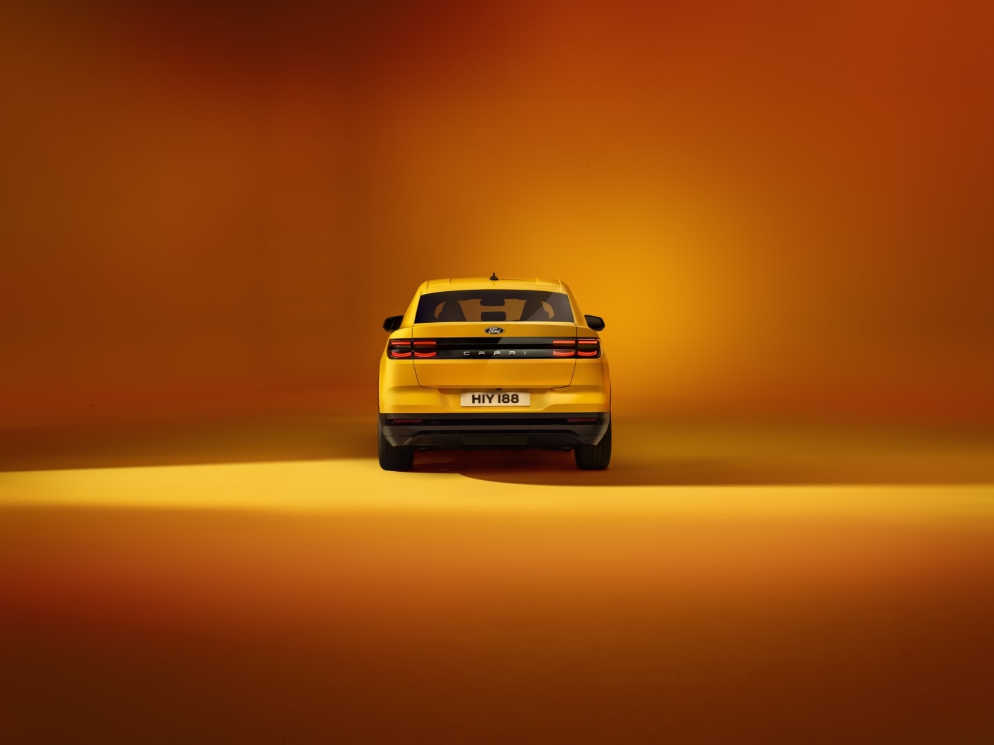 Acercamiento a la parte trasera del Capri que enfatiza la simplicidad y elegancia del diseño.