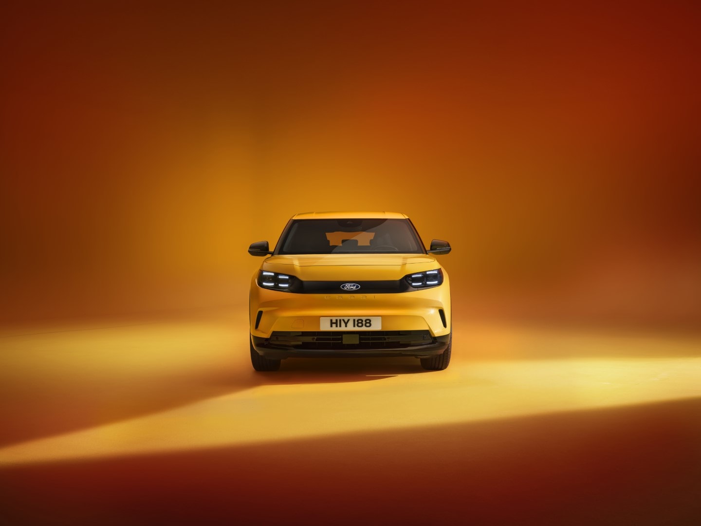 Vista frontal del Ford Capri, destacando su imponente parrilla y diseño de faros.