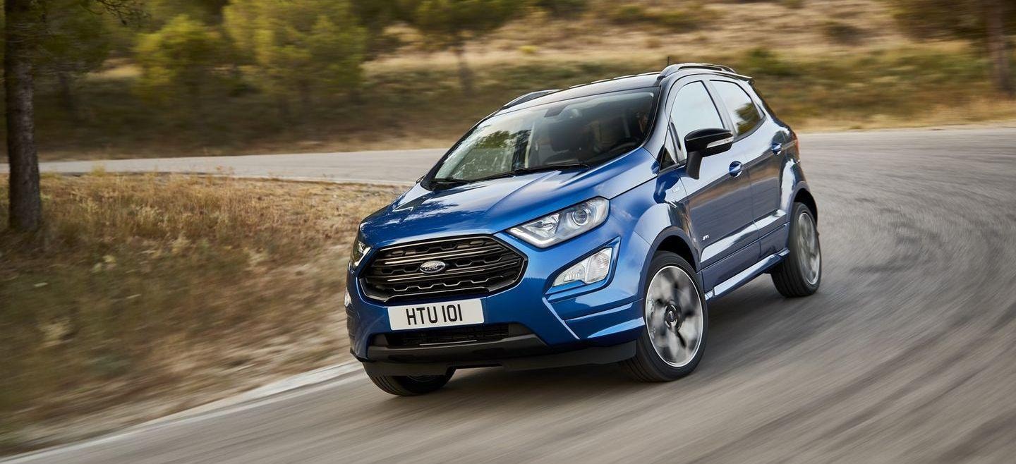 Ford EcoSport en movimiento mostrando su lado frontal y lateral.