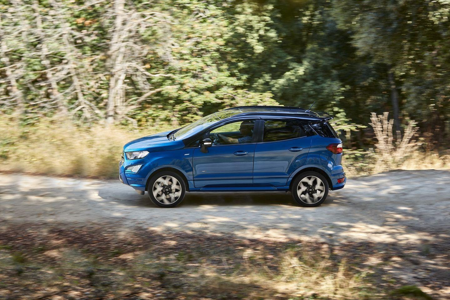 Lado del Ford Ecosport capturado en desplazamiento, entorno arbolado