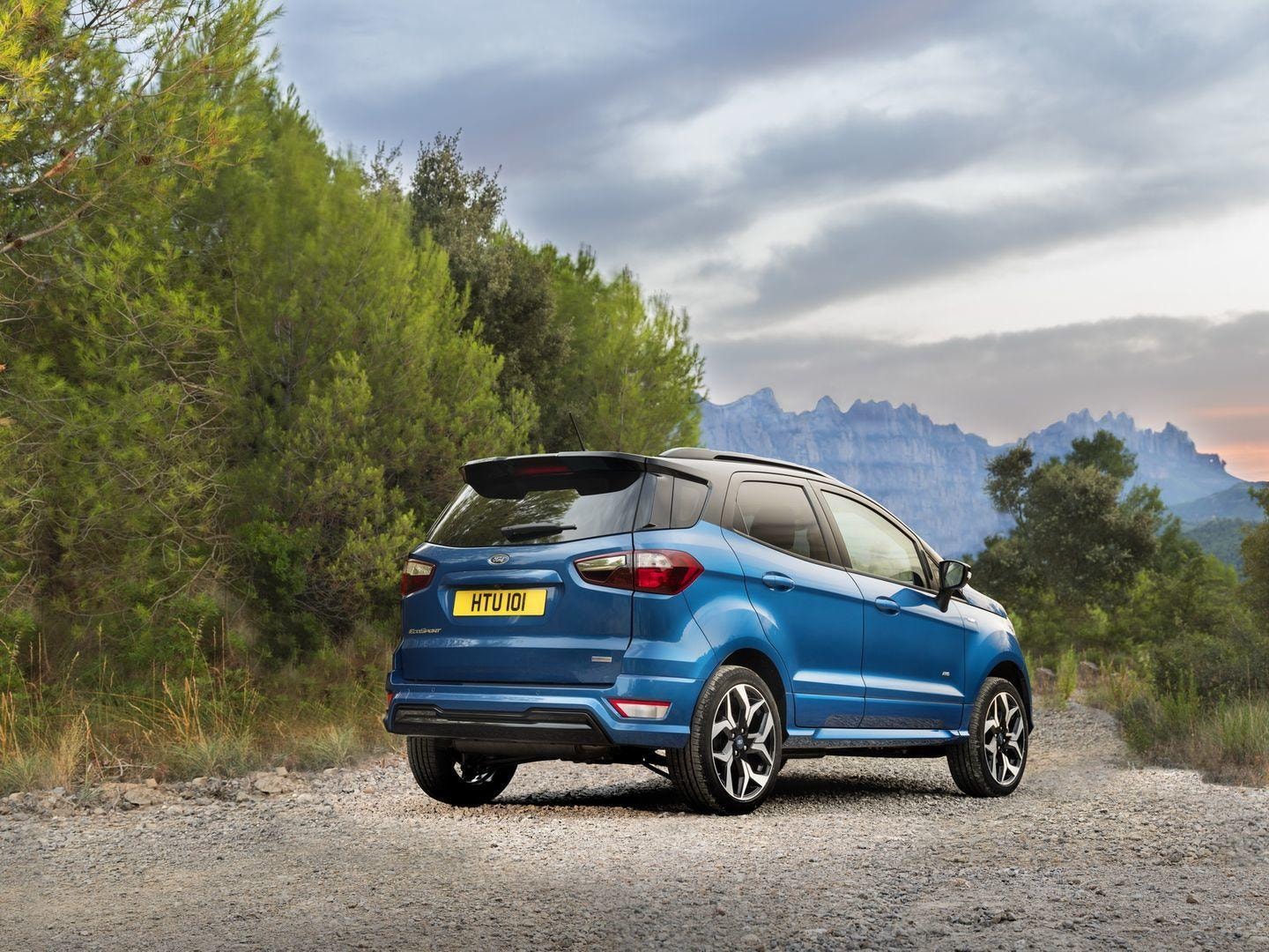 Imagen trasera y lateral del Ford Ecosport en entorno natural.