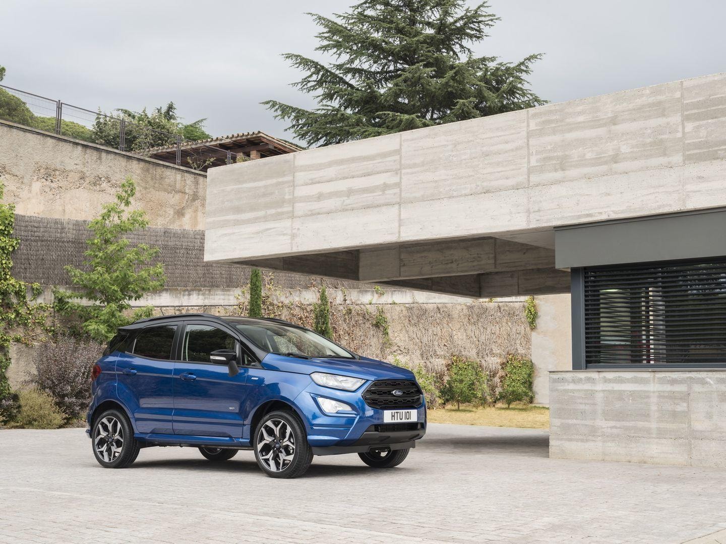Angulo delantero del Ford Ecosport con visión clara del techo y frente.