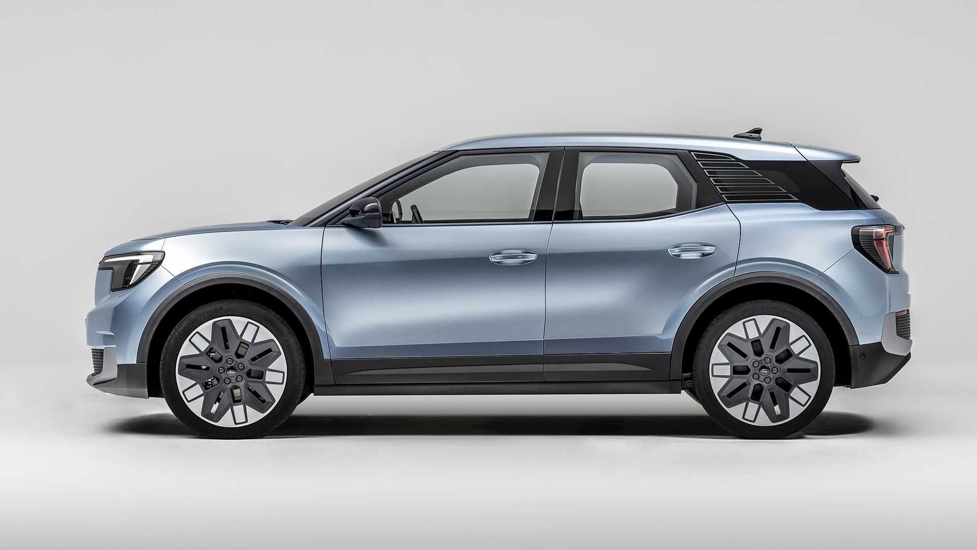 Imagen del Ford Explorer eléctrico cargando, destacando su toma de corriente.