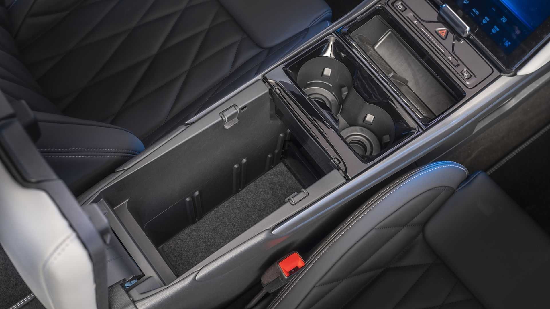 Ford Explorer eléctrico conectado a una estación de carga en un hogar moderno.