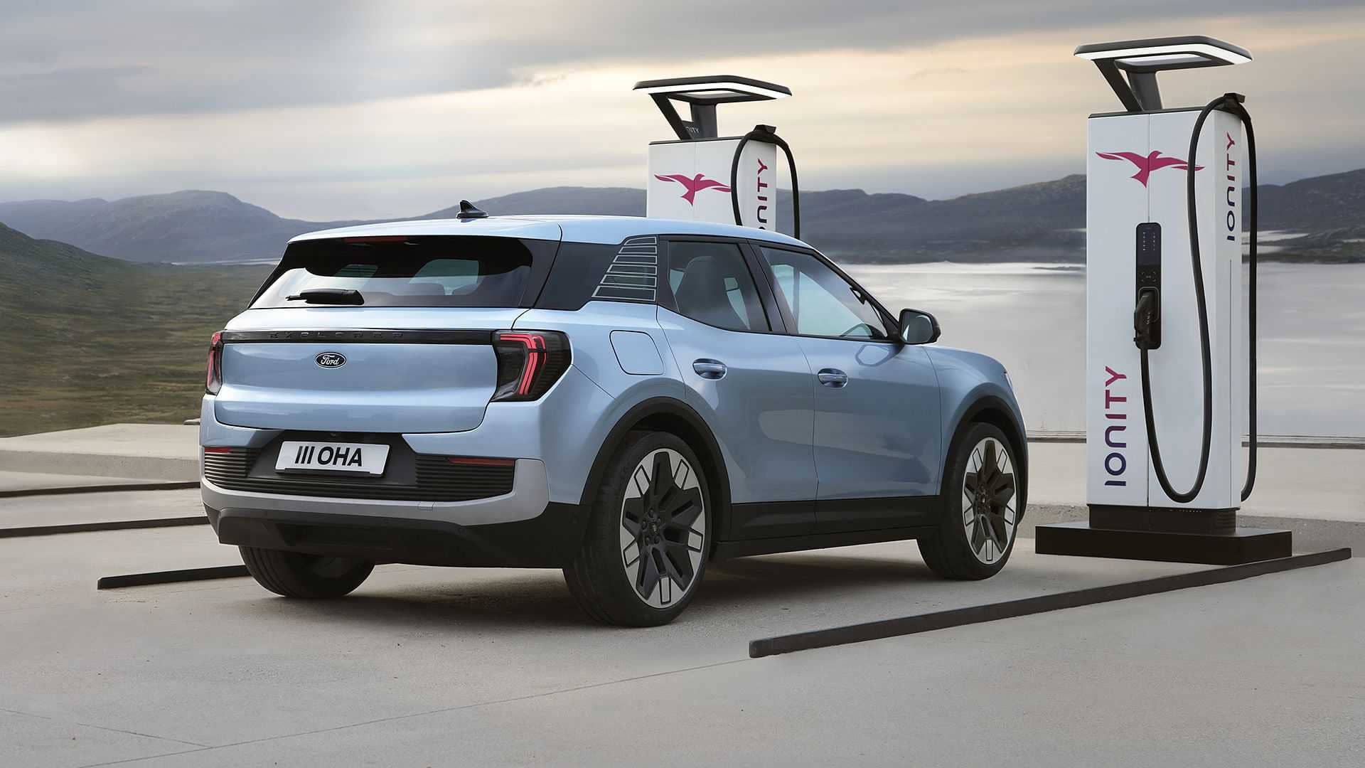 Imagen del Ford Explorer eléctrico durante proceso de carga, resalta infraestructura