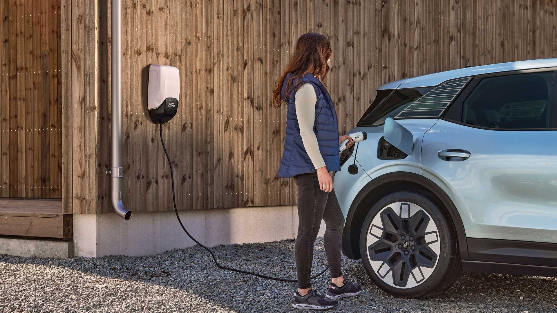 El Ford Explorer eléctrico en la carretera, con el mar de fondo.