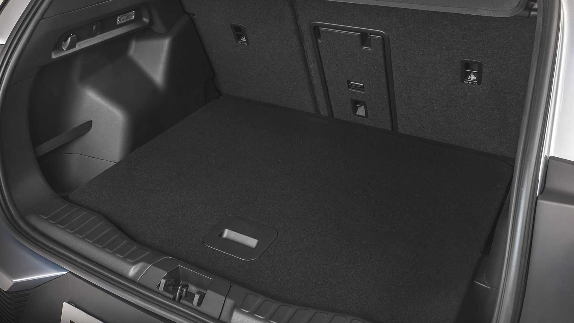 Interior del Ford Explorer eléctrico con enfoque en su pantalla y diseño ergonómico.