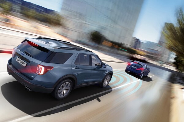 Ford Explorer Híbrido mostrando sistemas de asistencia a la conducción. Ford Explorer Híbrido mostrando sistemas de asistencia a la conducción.