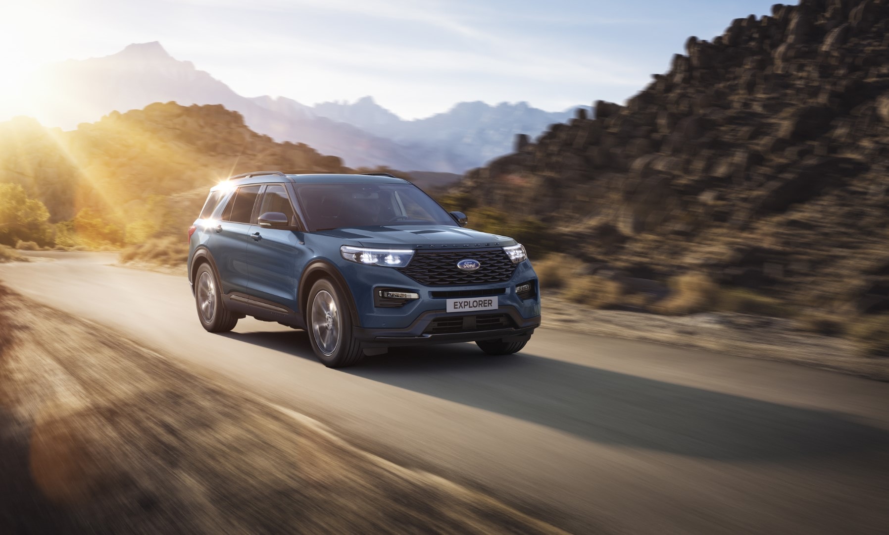 Ford Explorer Híbrido en movimiento mostrando su diseño y dinamismo.