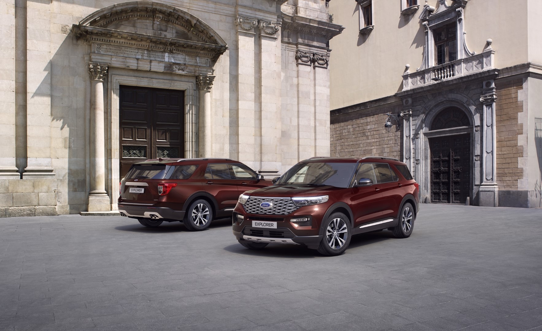 Ford Explorer Híbridos ante un fondo arquitectónico.