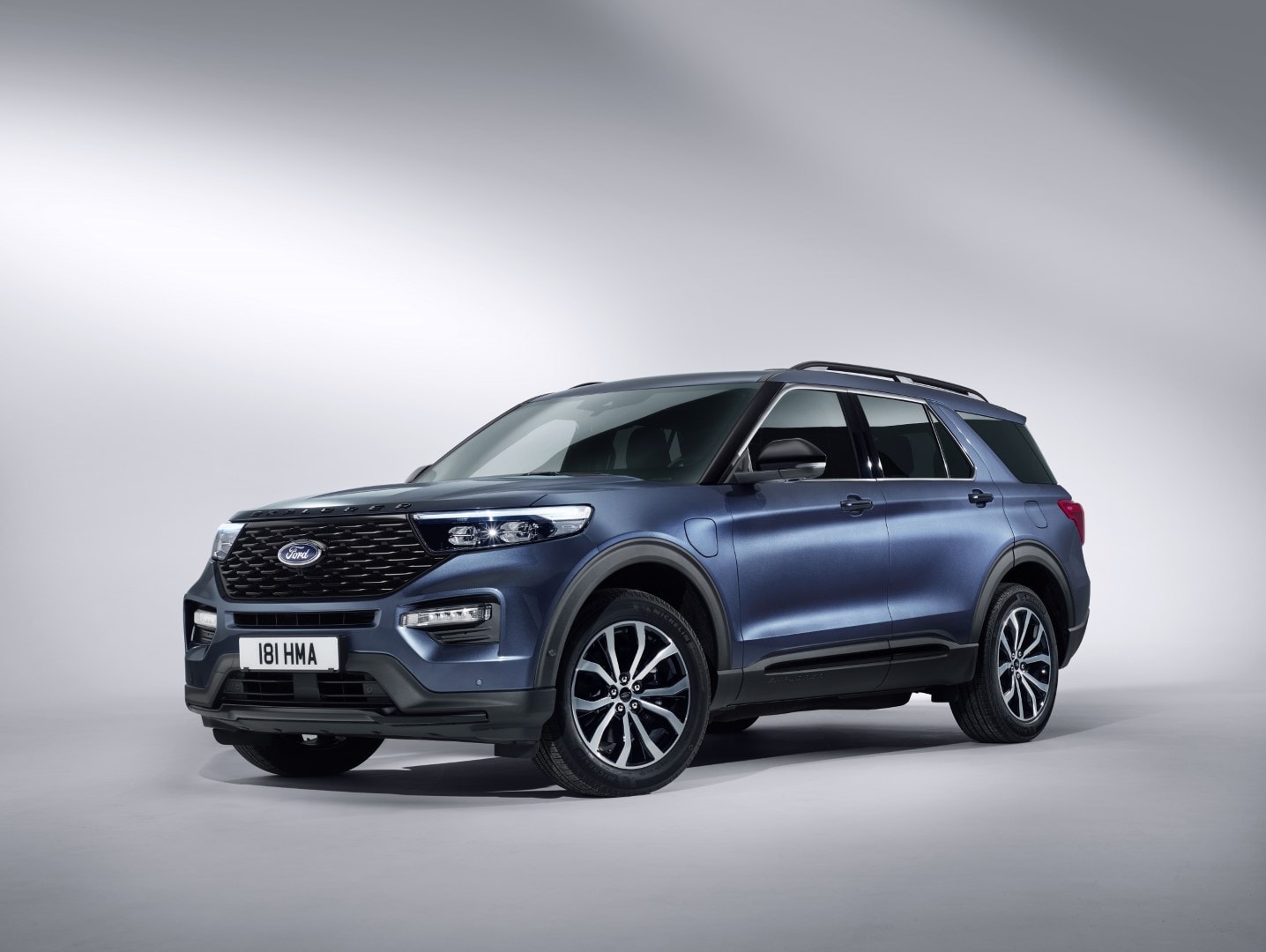 Vista delantera del Ford Explorer Híbrido destacando su diseño.