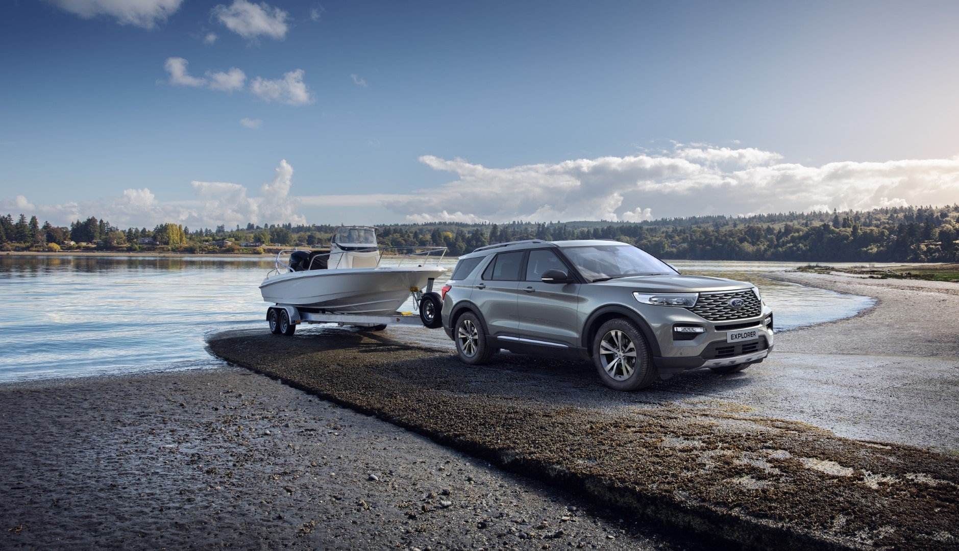 Ford Explorer Híbrido demostrando su capacidad de remolque y utilidad práctica.