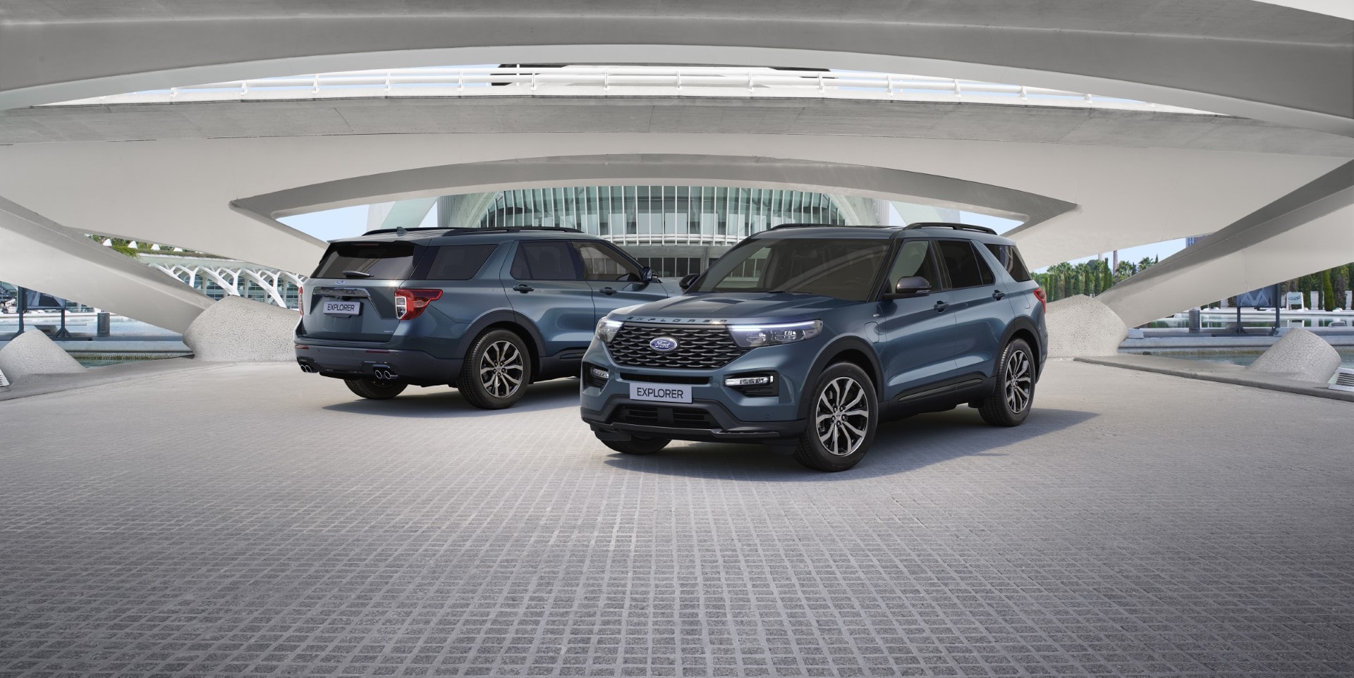 Dos Ford Explorer Híbridos mostrando frontal y posterior.