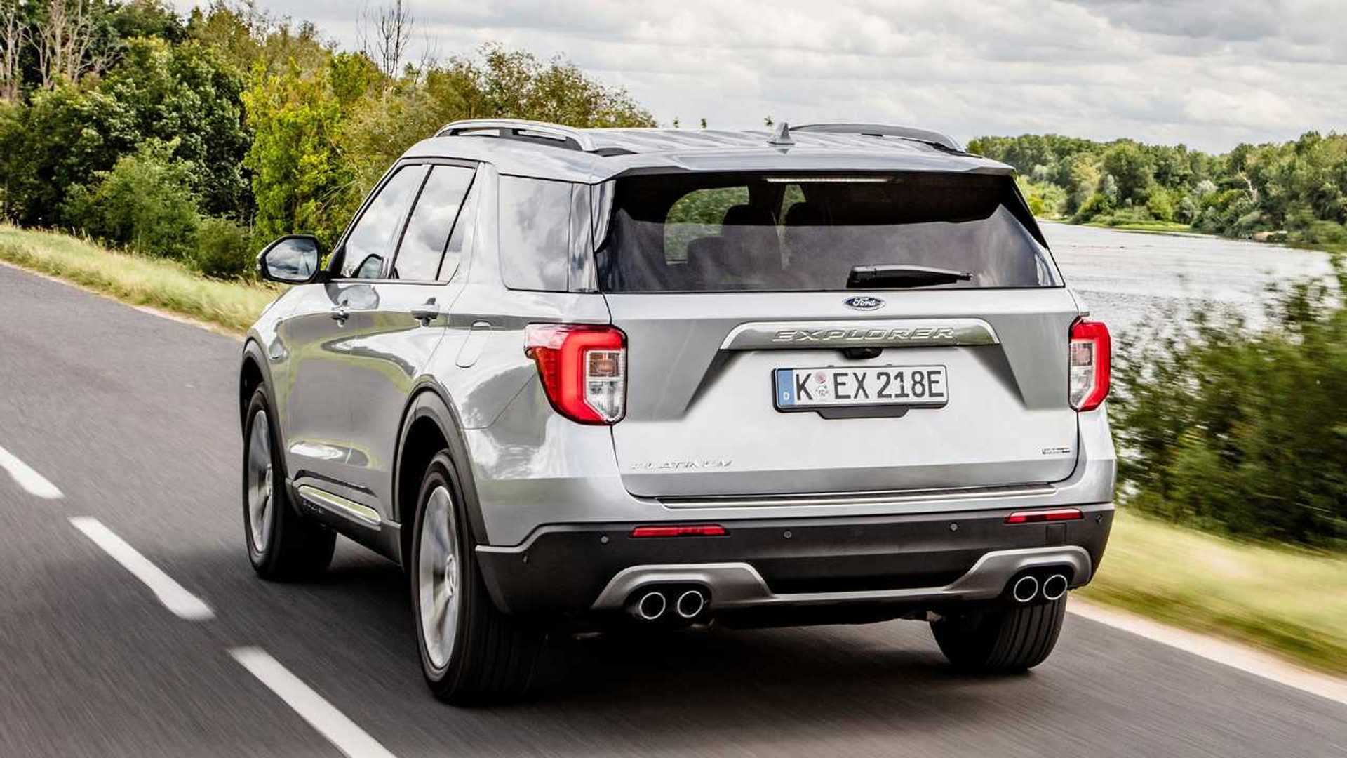Vista trasera y lateral del Ford Explorer Híbrido en movimiento, destacando su diseño robusto.