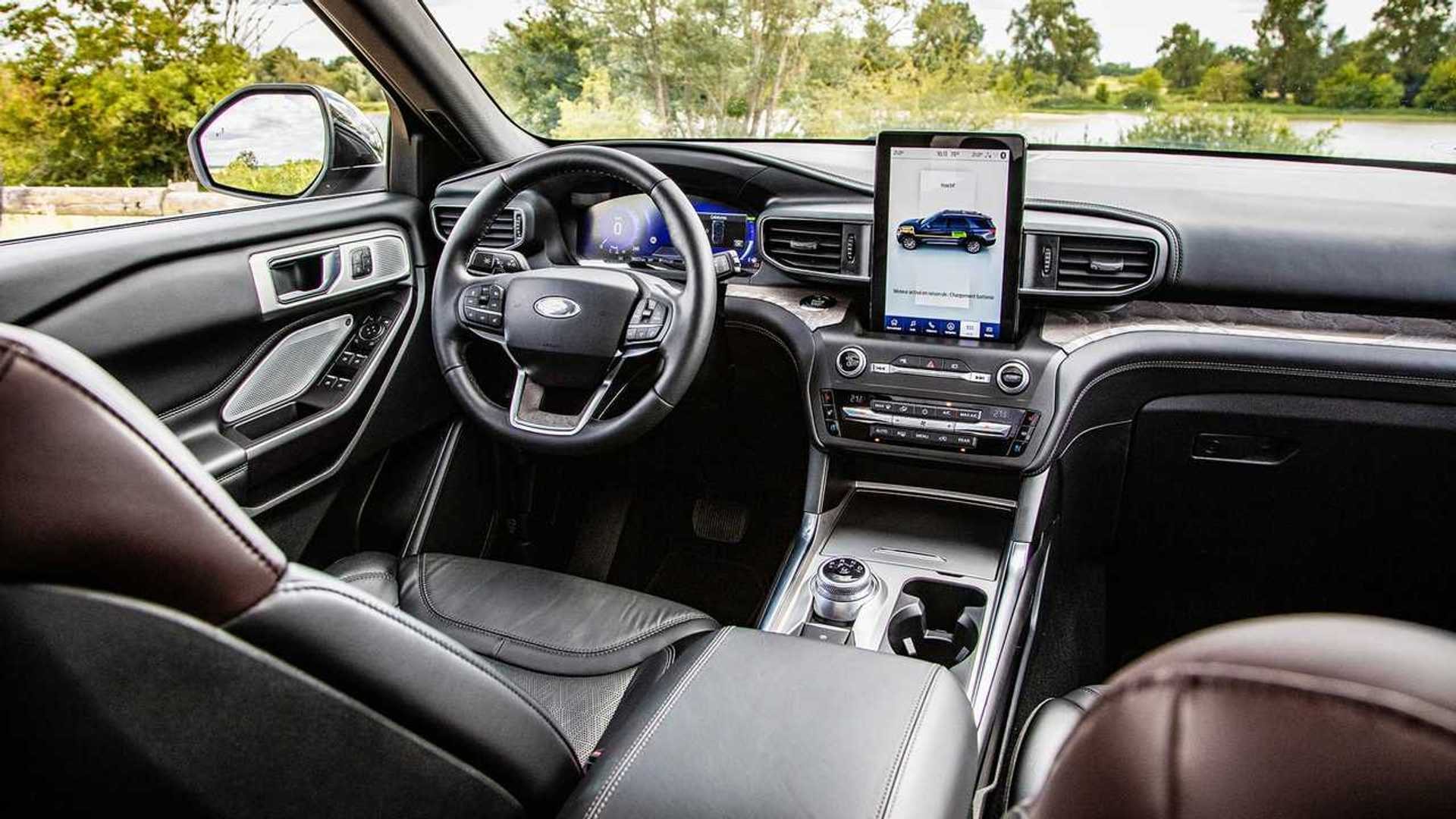 Cabina del Ford Explorer Híbrido evidenciando acabados premium y sistema de infotenimiento.