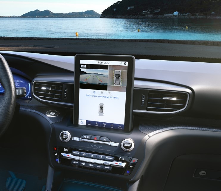 Pantalla táctil del sistema de infotainment en un Ford Explorer.