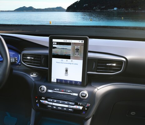 Pantalla táctil del sistema de infotainment en un Ford Explorer. Pantalla táctil del sistema de infotainment en un Ford Explorer.