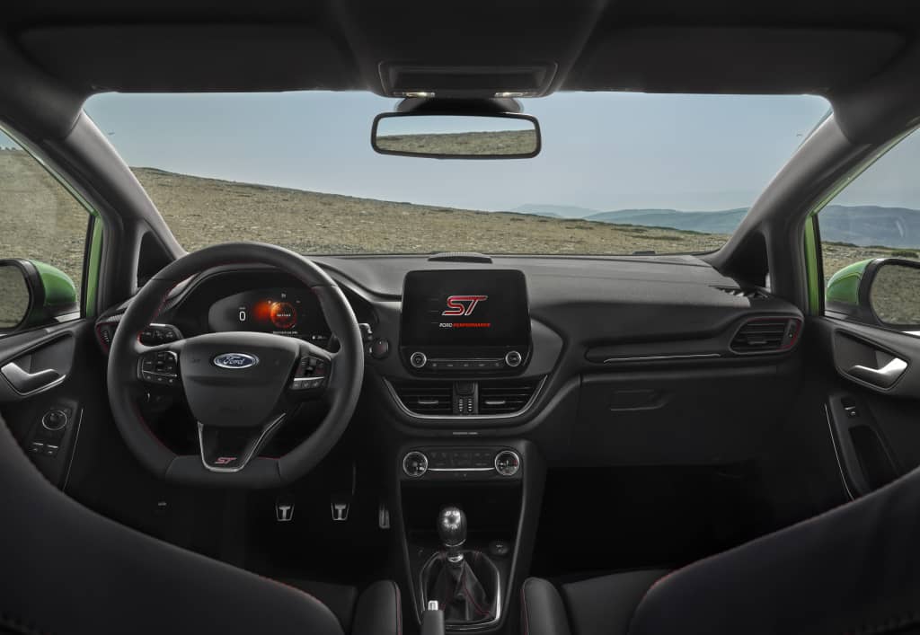 Cabina del Ford Fiesta ST, con enfoque en volante y consola central