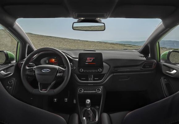Cabina del Ford Fiesta ST, con enfoque en volante y consola central Cabina del Ford Fiesta ST, con enfoque en volante y consola central