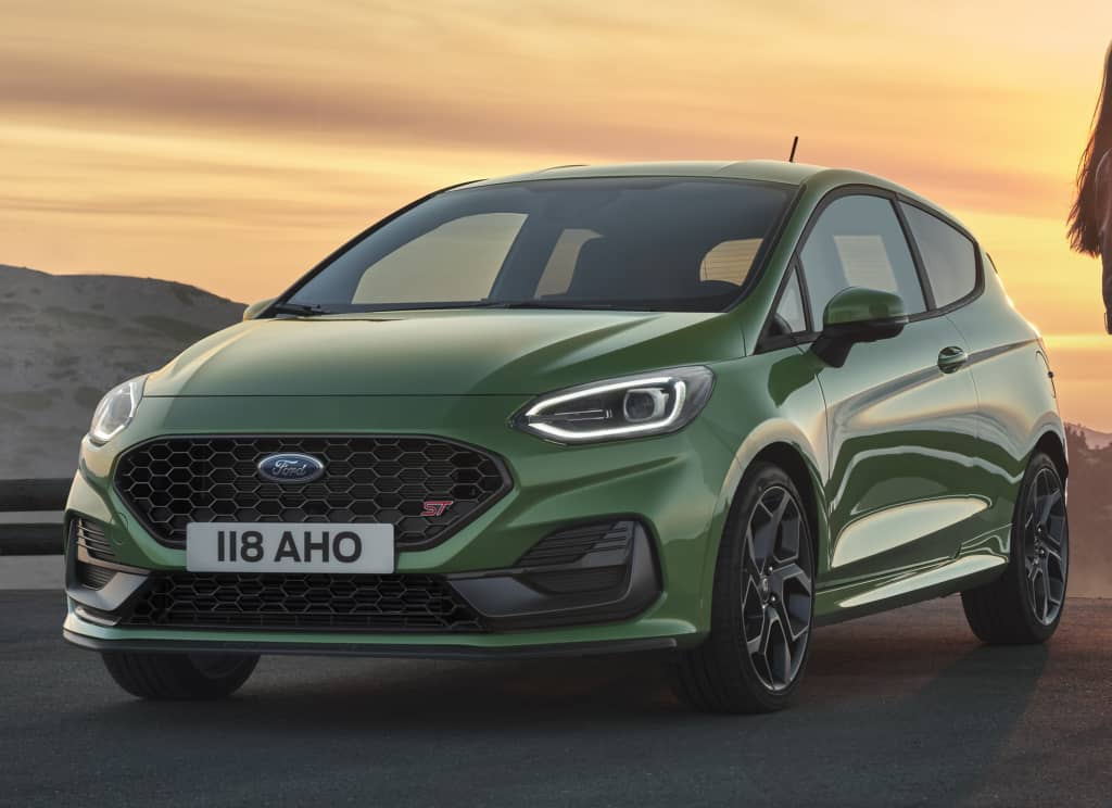 Imagen frontal del Ford Fiesta ST con iluminación de atardecer de fondo