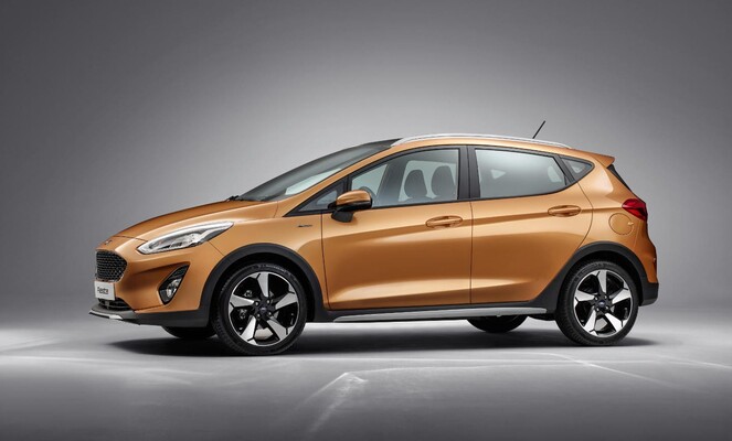 Imagen estática del Ford Fiesta, perspectiva lateral, color dorado. Imagen estática del Ford Fiesta, perspectiva lateral, color dorado.