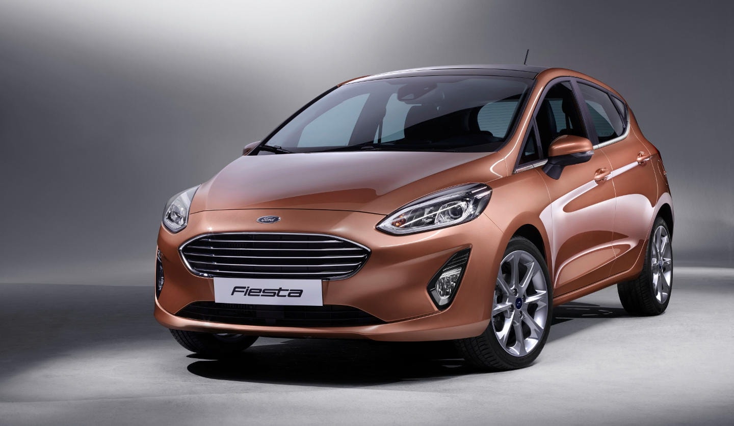 Nuevo Ford Fiesta, con diseño actualizado, vista lateral en estudio.