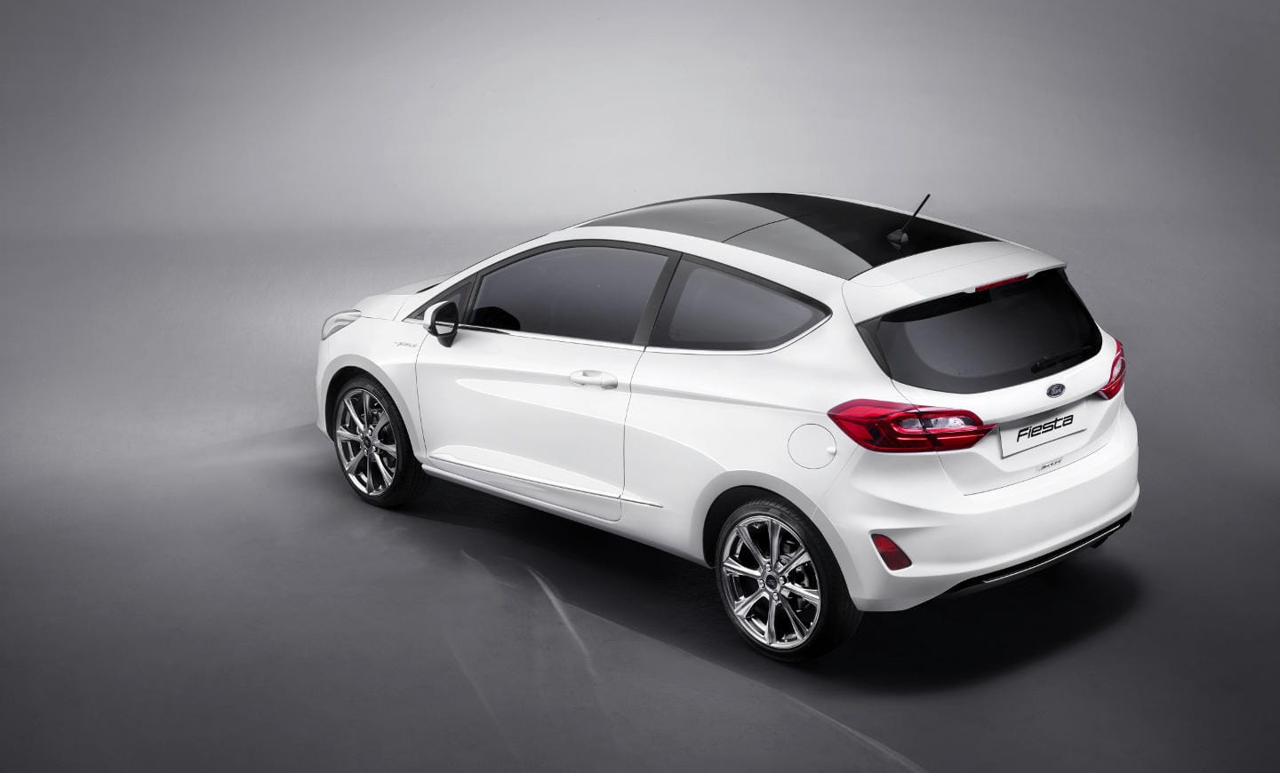 Ford Fiesta con techo contrastante, enfoque en la parte trasera.