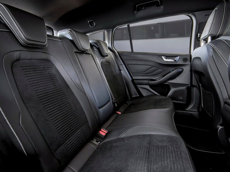 Espacio trasero amplio y confortable, ideal para pasajeros.