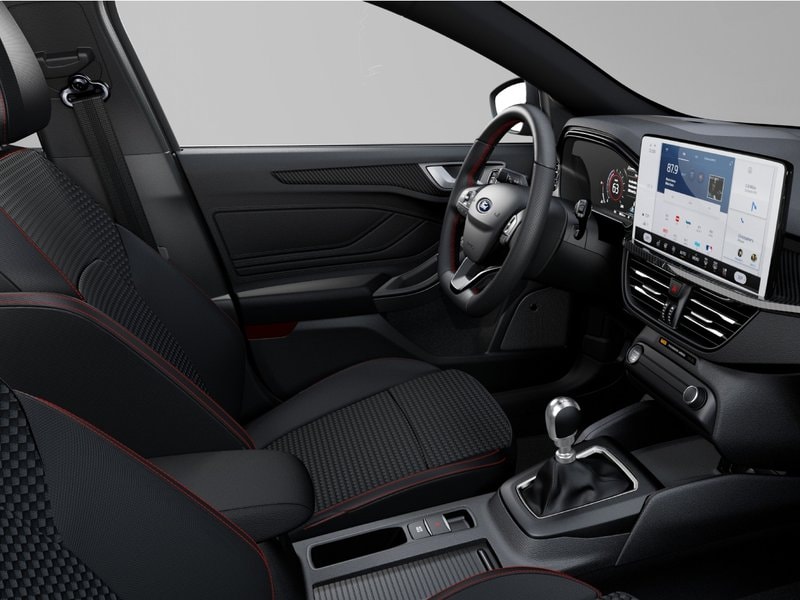 Interior refinado con énfasis en confort y tecnología.