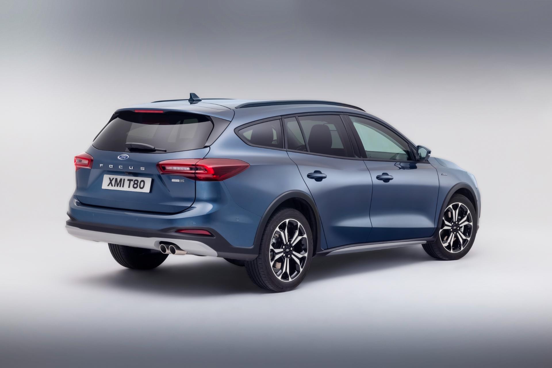 Imagen en estudio de la trasera del Ford Focus Sportbreak, destacando su diseño.