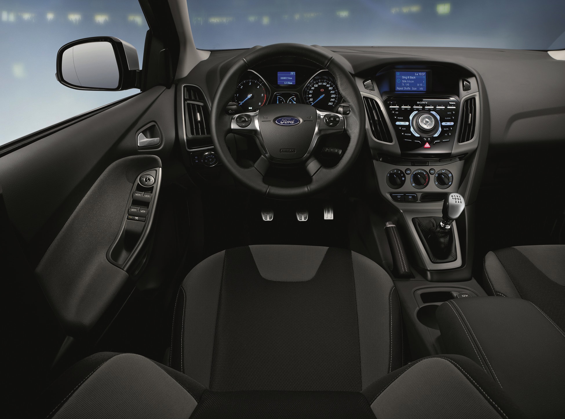 Vista del habitáculo que muestra volante y consola central.