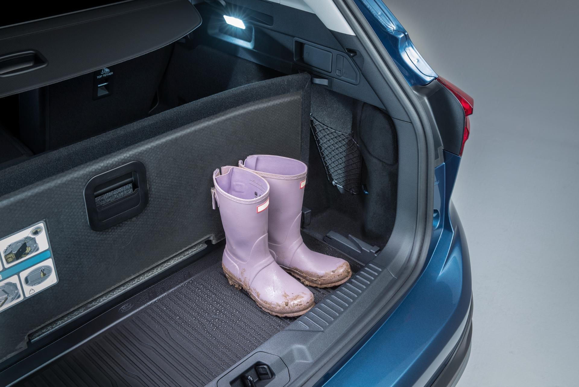 Práctico maletero del Ford Focus Sportbreak con botas de ejemplo.