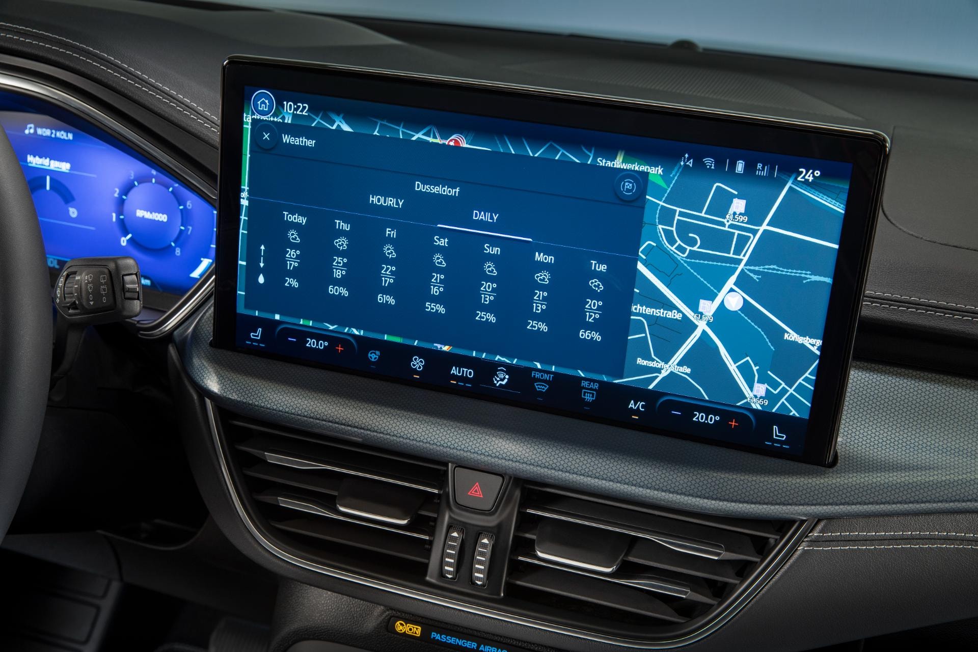 Pantalla táctil mostrando el sistema de navegación avanzado y clima.