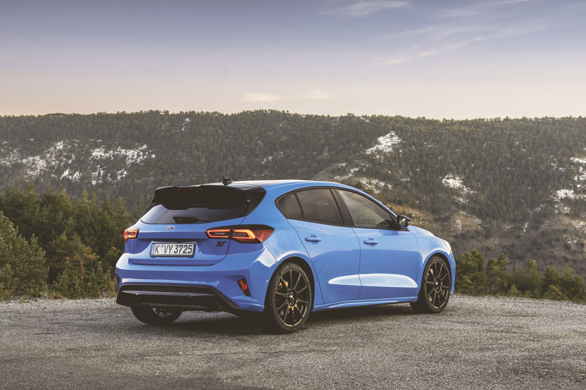 Vista lateral del Ford Focus ST, destaca su atractivo diseño deportivo.