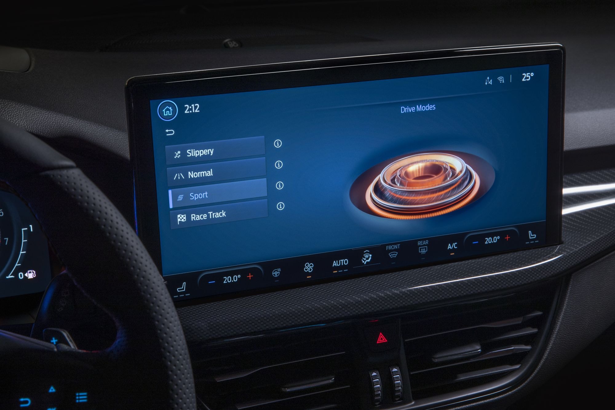 Vista lateral del Ford Focus ST, destacando su diseño agresivo y aerodinámico.