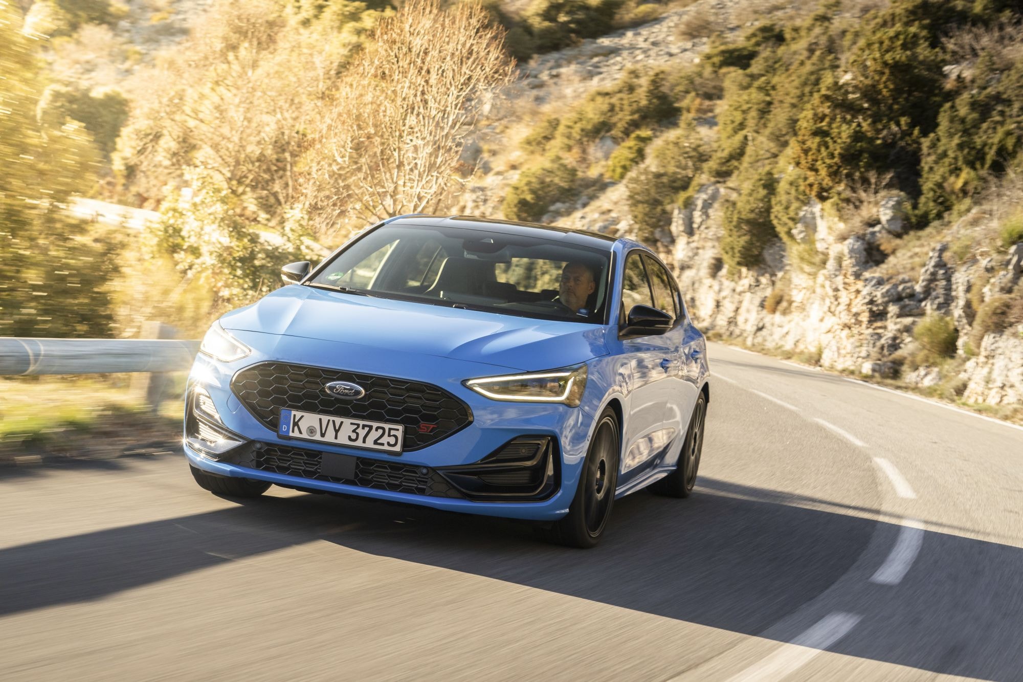Ford Focus ST en movimiento, mostrando su potencia y agilidad en la carretera.