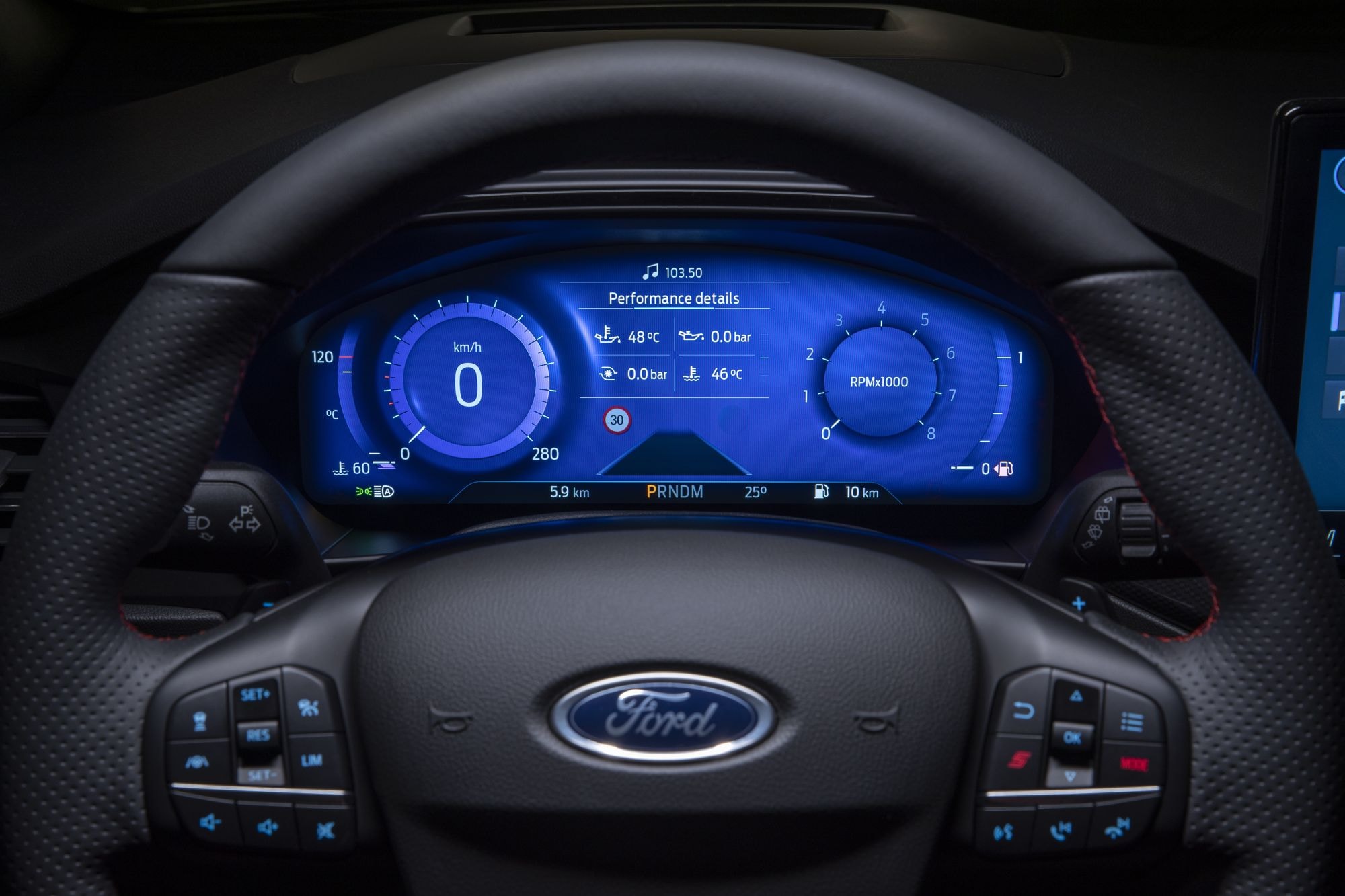 Vista del panel de control en el volante del Ford Focus ST, resaltando su tecnología avanzada.