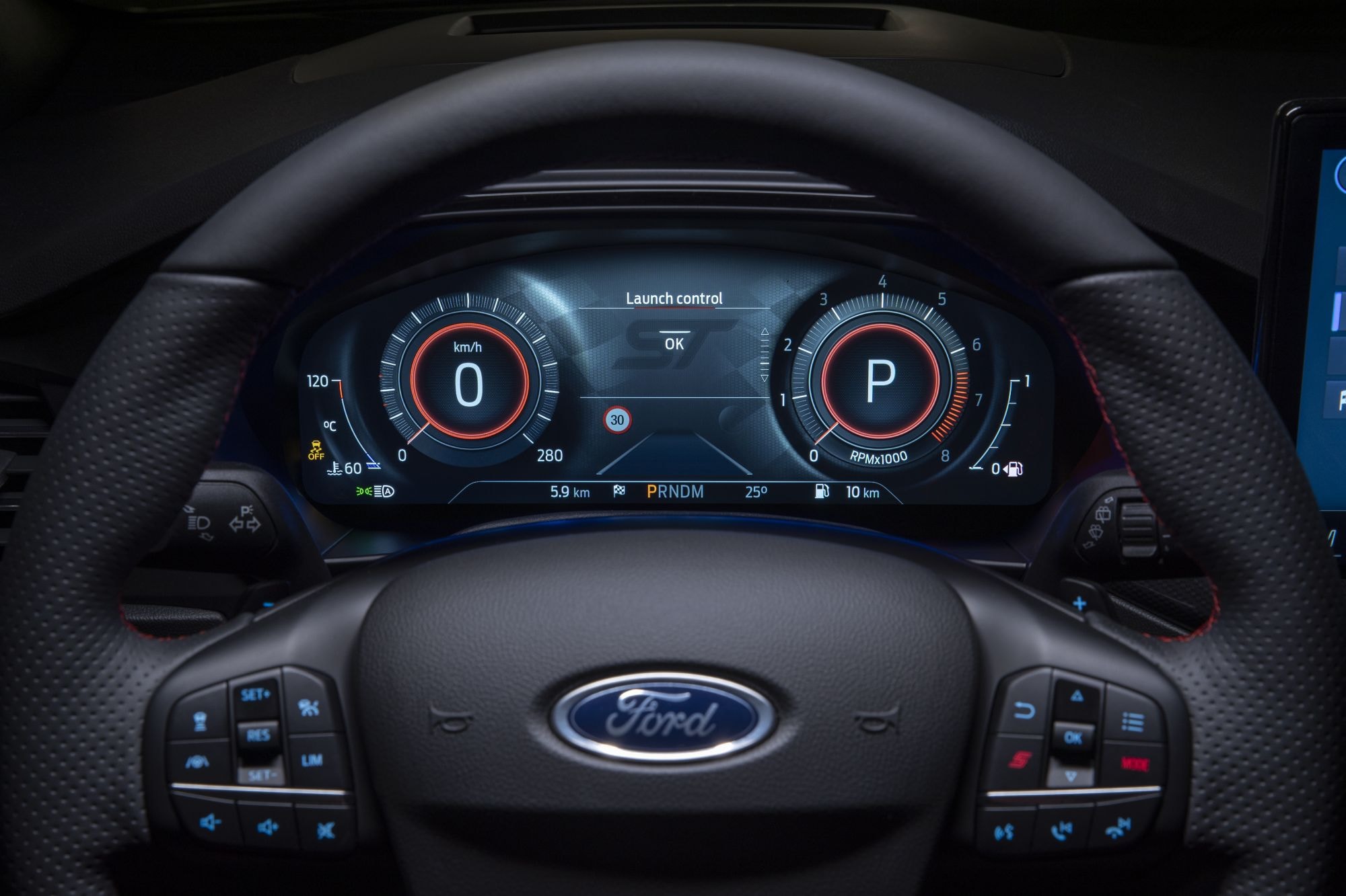 Pantalla central del Ford Focus ST en modo de conducción, mostrando opciones dinámicas.