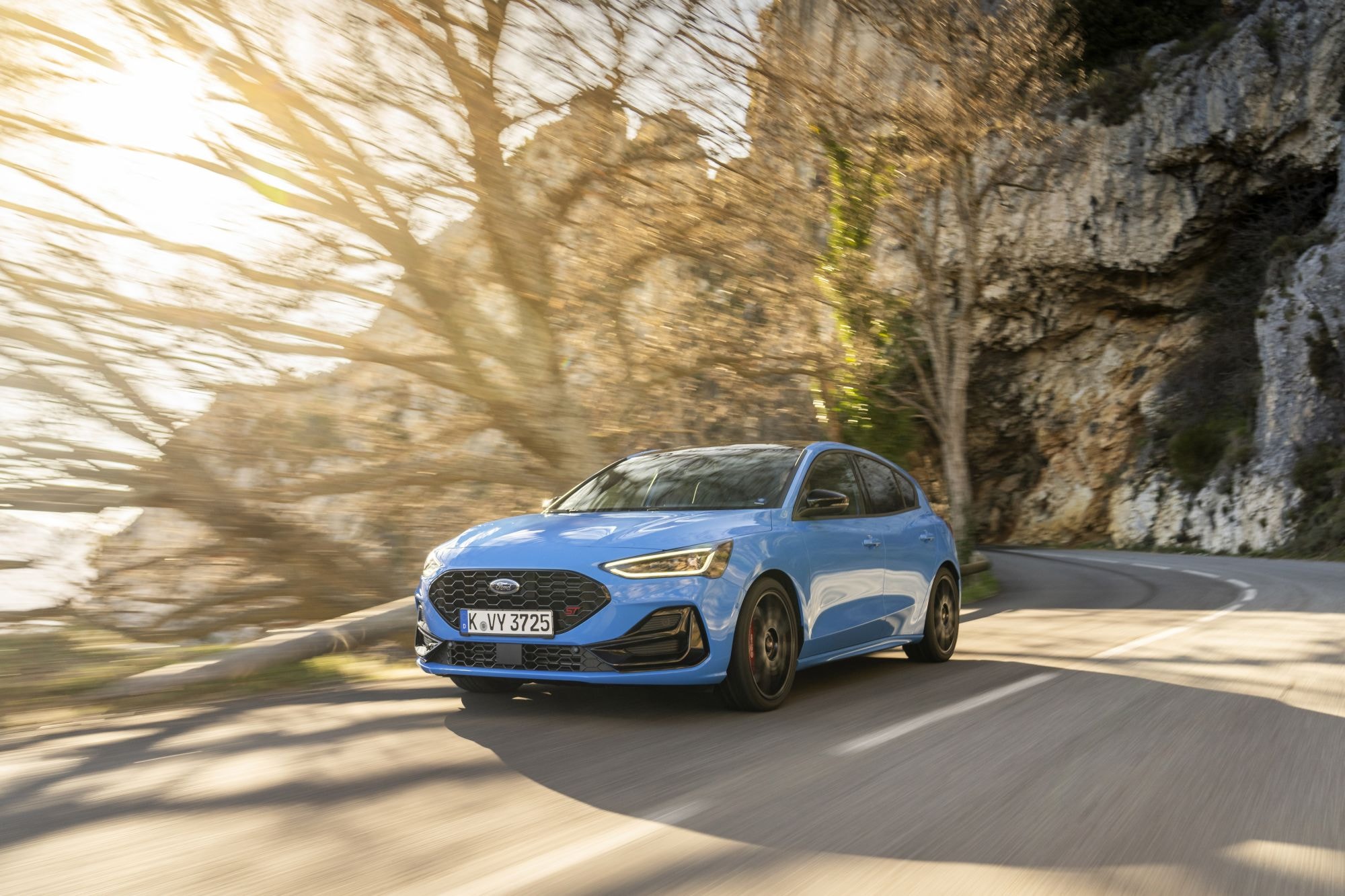 Impresionante vista trasera del Ford Focus ST, con un diseño aerodinámico.
