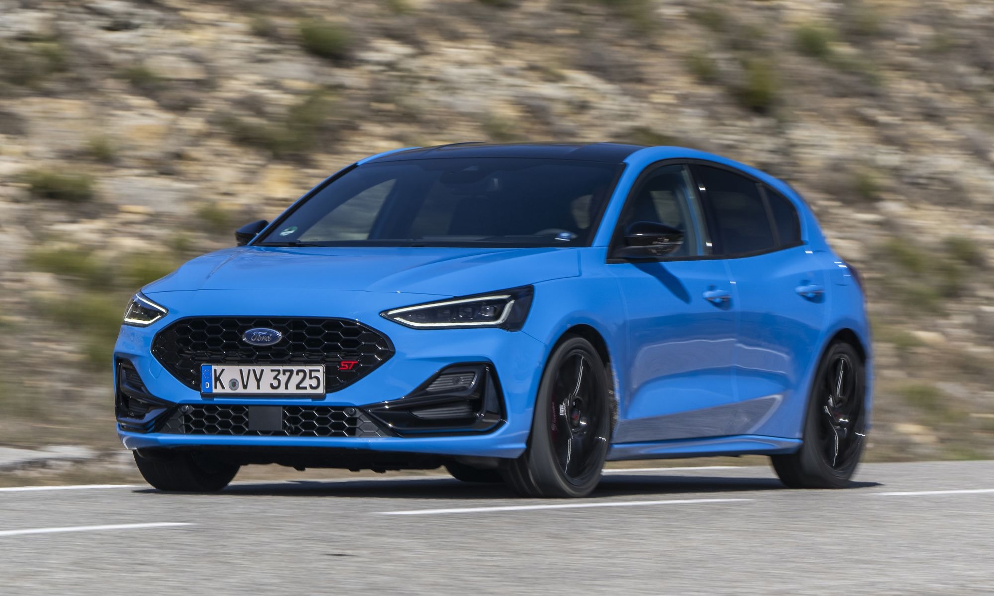 El nuevo Ford Focus ST muestra su atractivo diseño dinámico en ruta.