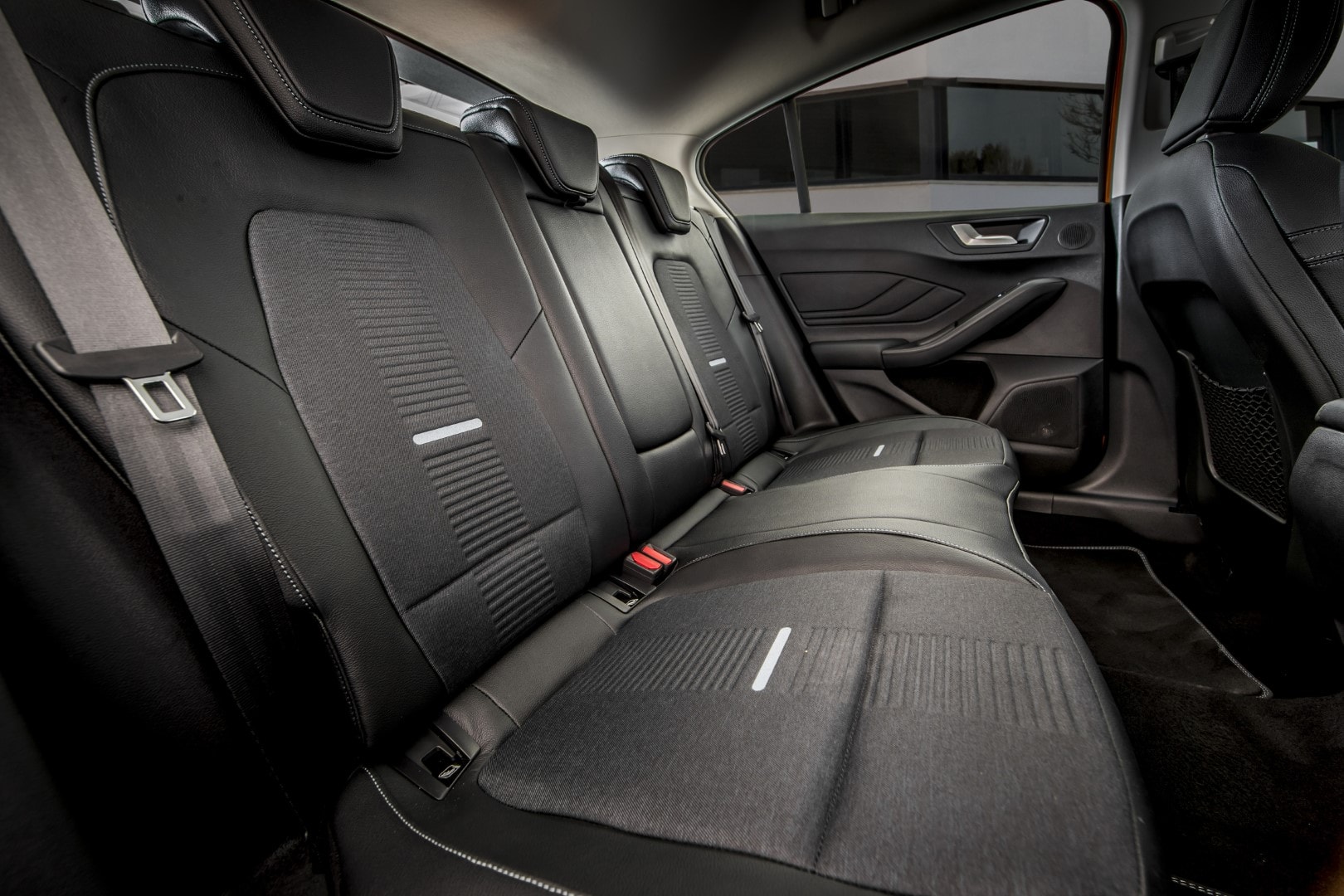 Vista de los asientos traseros del Ford Focus, enfatizando espacio y confort