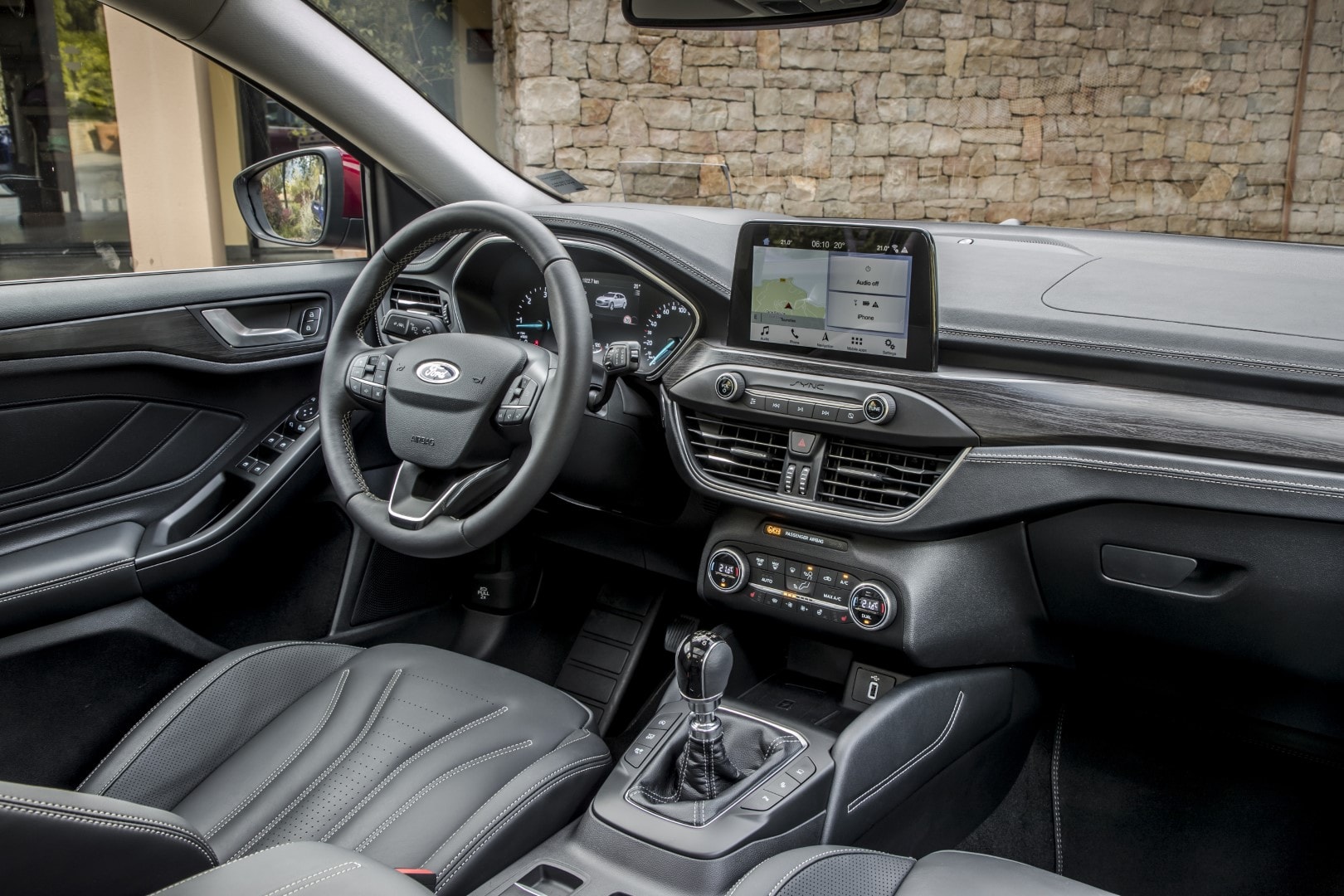 Vista de la cabina con atención en diseño ergonómico y acabados modernos.