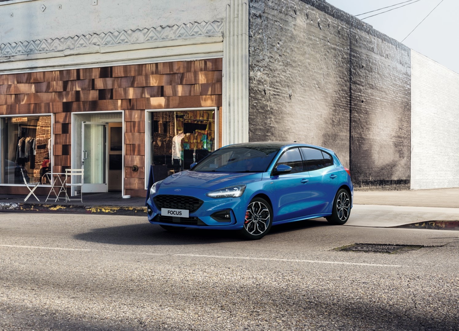 Imagen del Ford Focus mostrando su frontal y lateral en un entorno urbano moderno