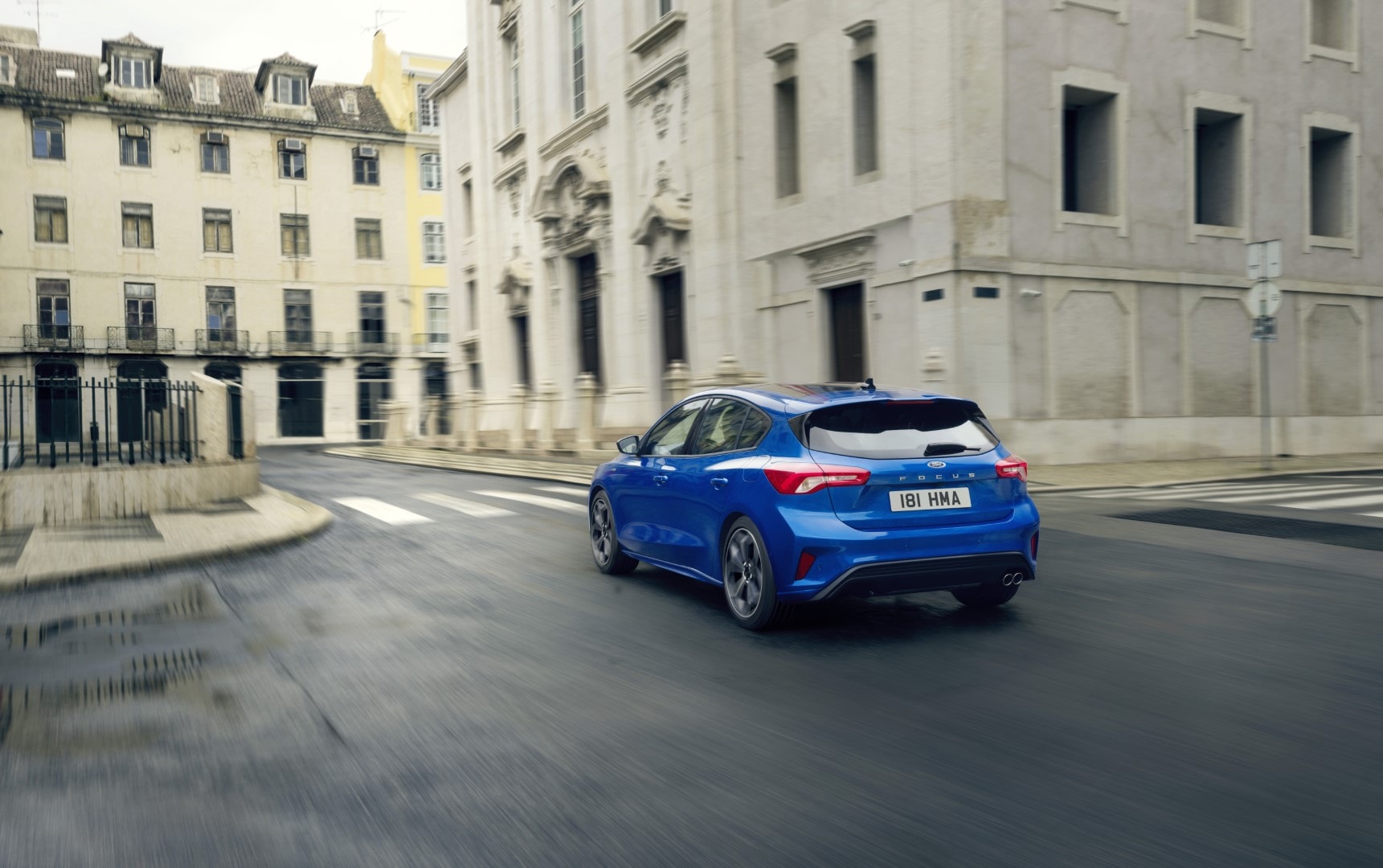 Vista trasera y lateral del Ford Focus en entorno urbano, evocando deportividad