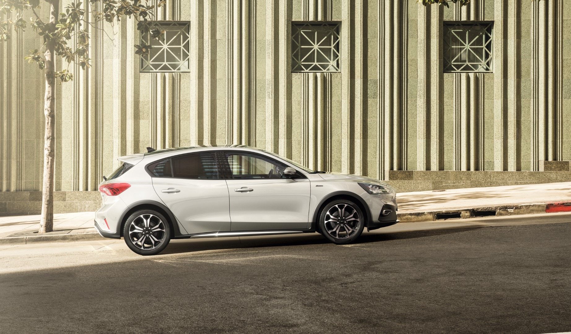 Perfil lateral de un Ford Focus hatchback destacando sus líneas y acabados