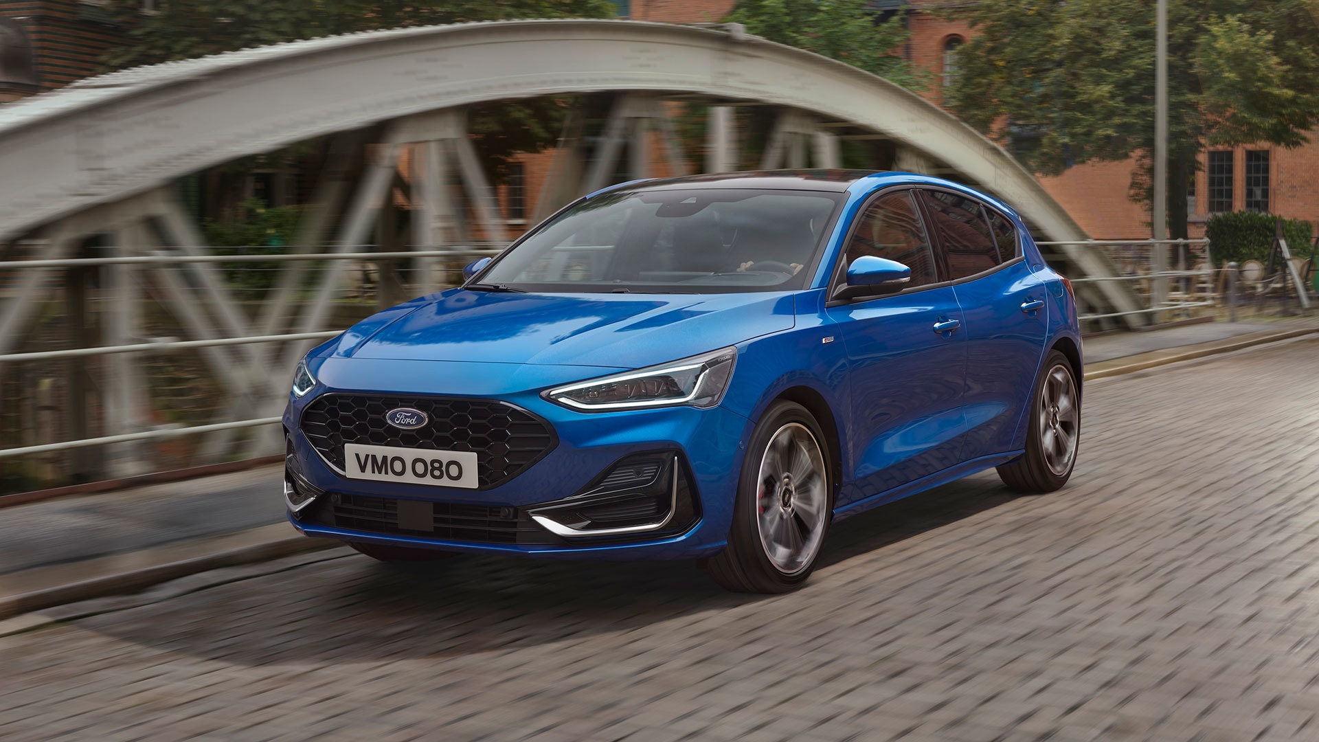 Ford Focus capturado en movimiento, destacando su diseño lateral y aerodinámica.