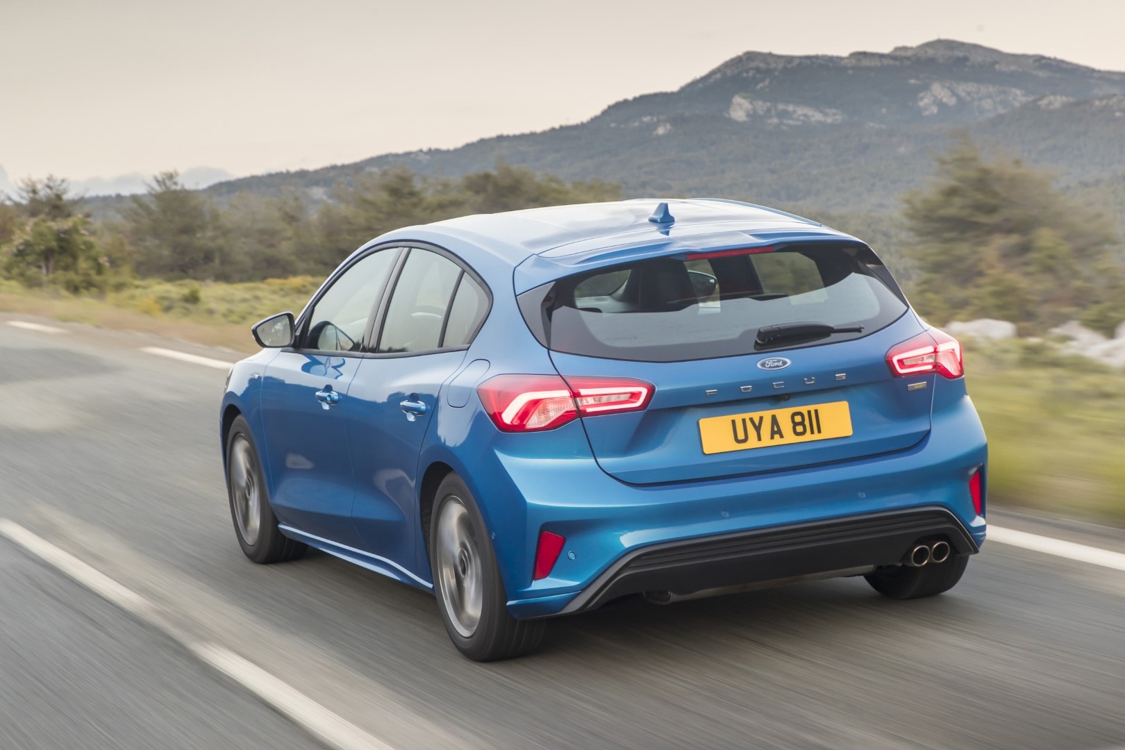 Vista trasera en acción del Ford Focus mostrando su diseño trasero y aerodinámica