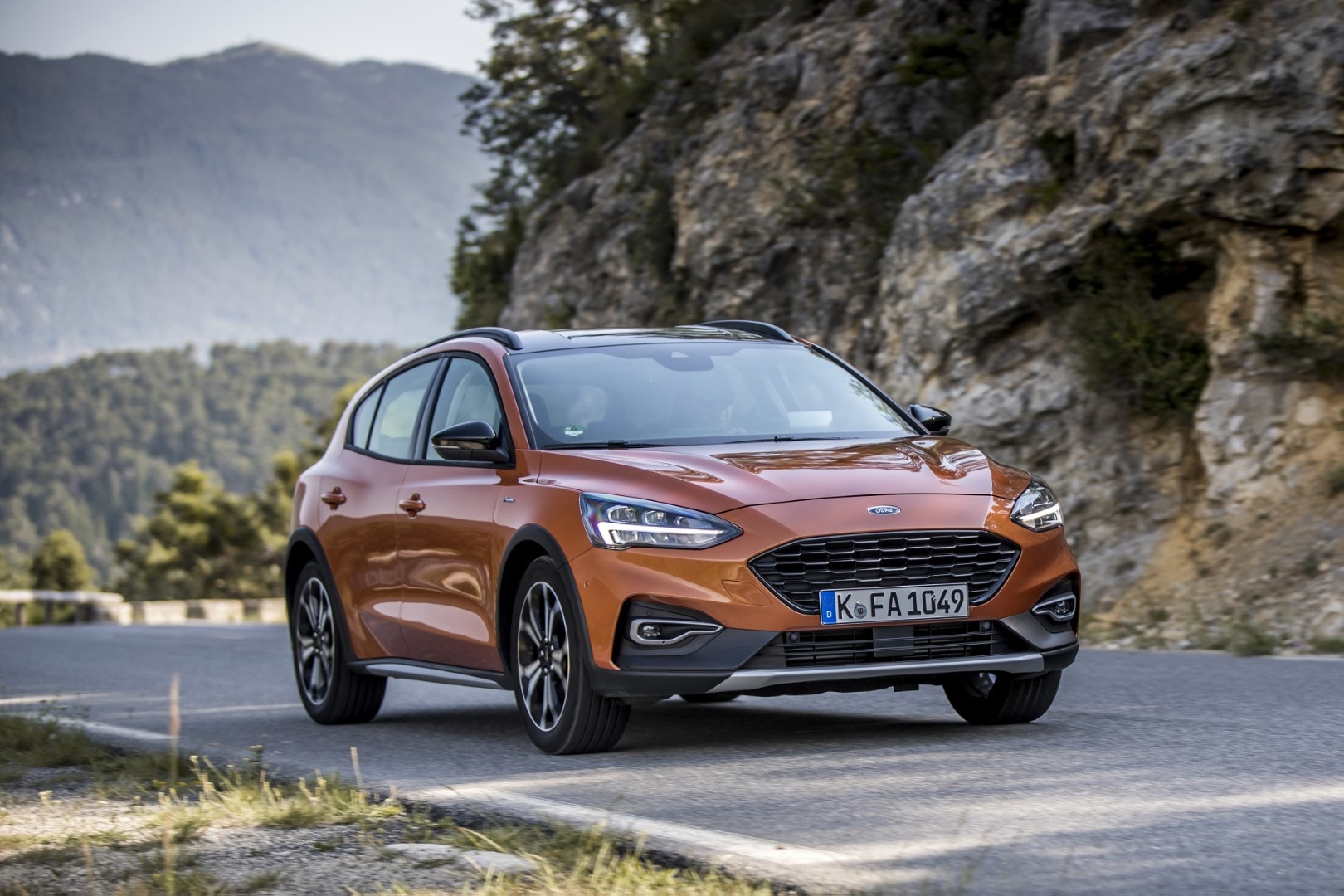 Imagen dinámica del Ford Focus mostrando su diseño frontal y perfil.